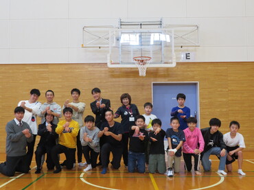 アンビシャス広場を卒業したお兄さんたち（見守り員）と小学生・中学生たち