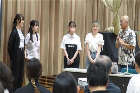 事業報告の様子