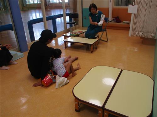 絵本のおはなし会の様子